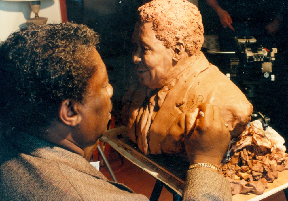 bbsign B. B. King signs the statue that Houston Texas artist created