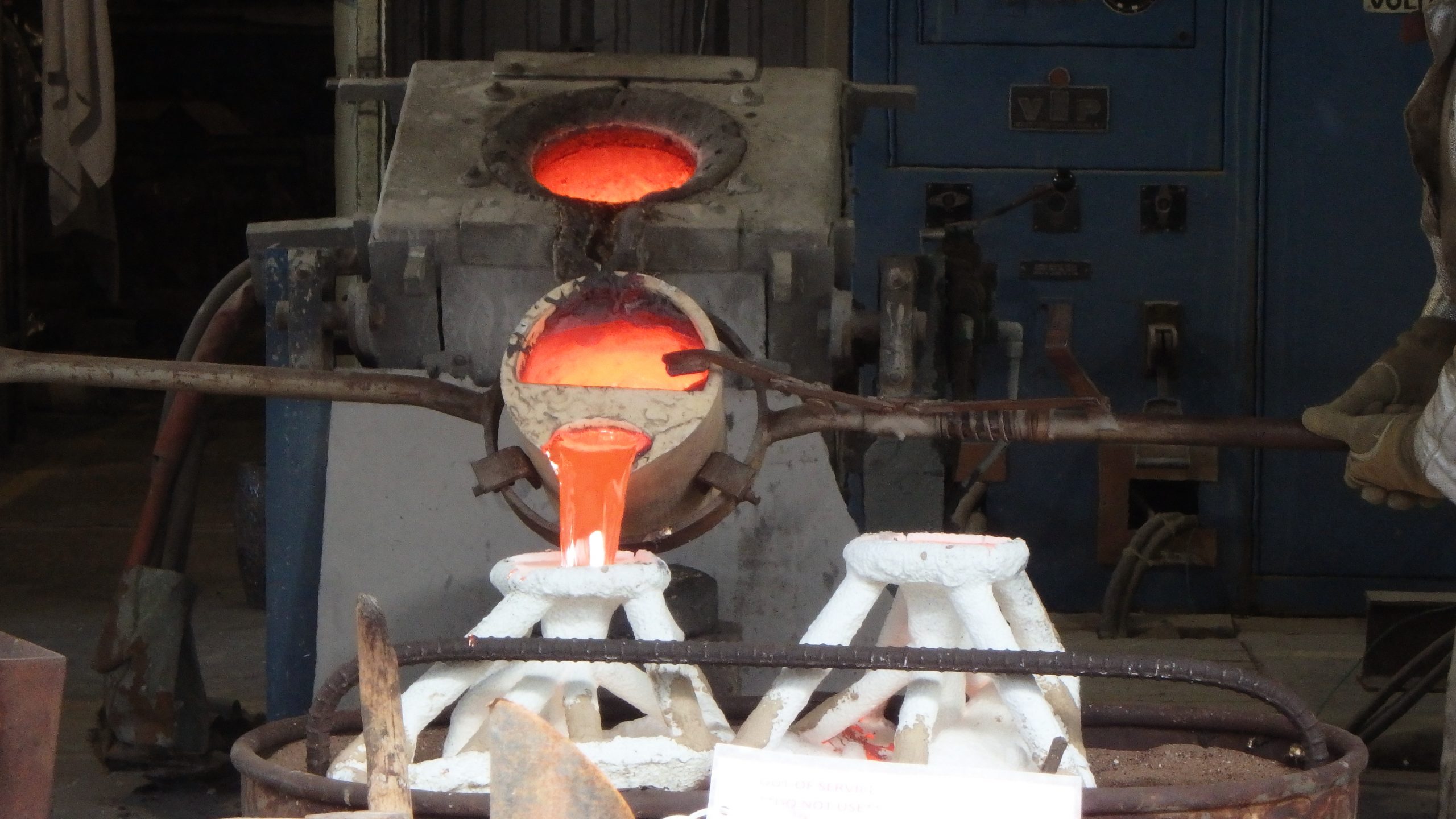 Bronze pour into shell Making a bronze, and pouring the metal.